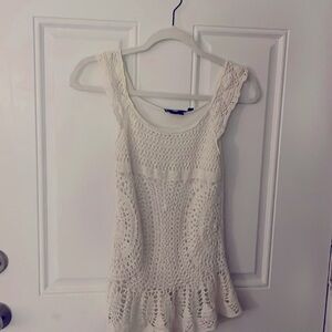 ITS OUR TIME CROCHETED TOP SZ M white SCALLOPED HEM, great condition.